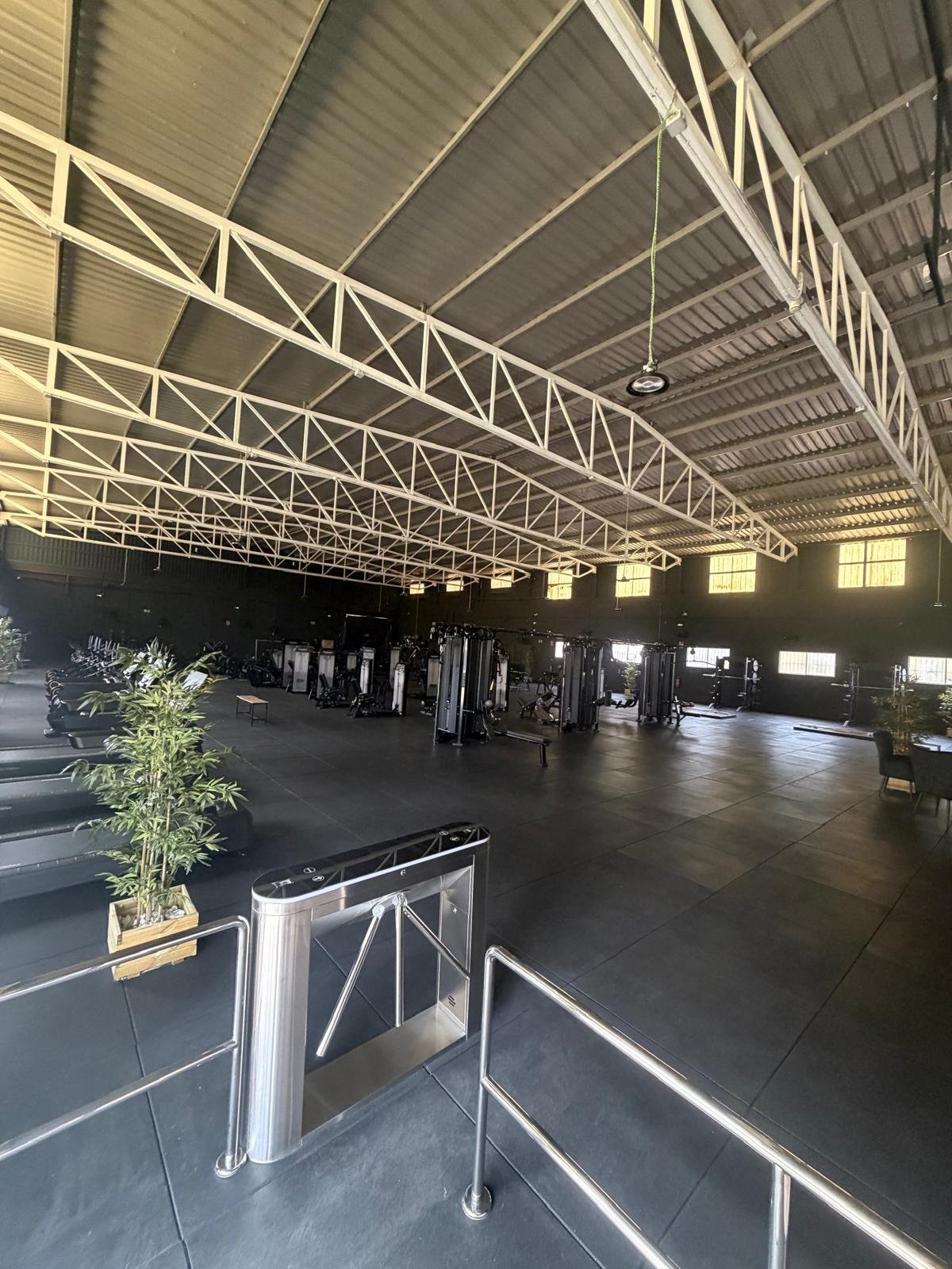 Entrada y acceso al gimnasio de SilverGym La Carolina